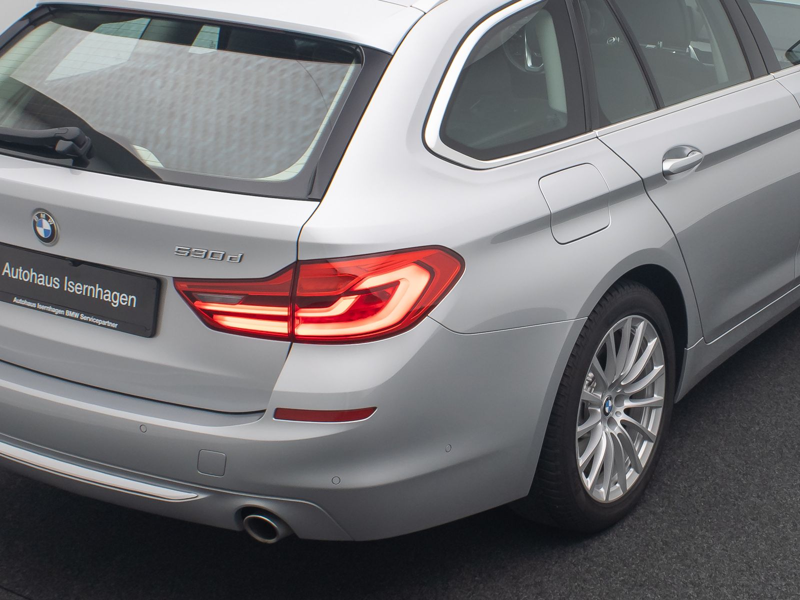 Fahrzeugabbildung BMW 530d xD LuxuryLine Panoram 360&deg;HUD HiFi DisplKey