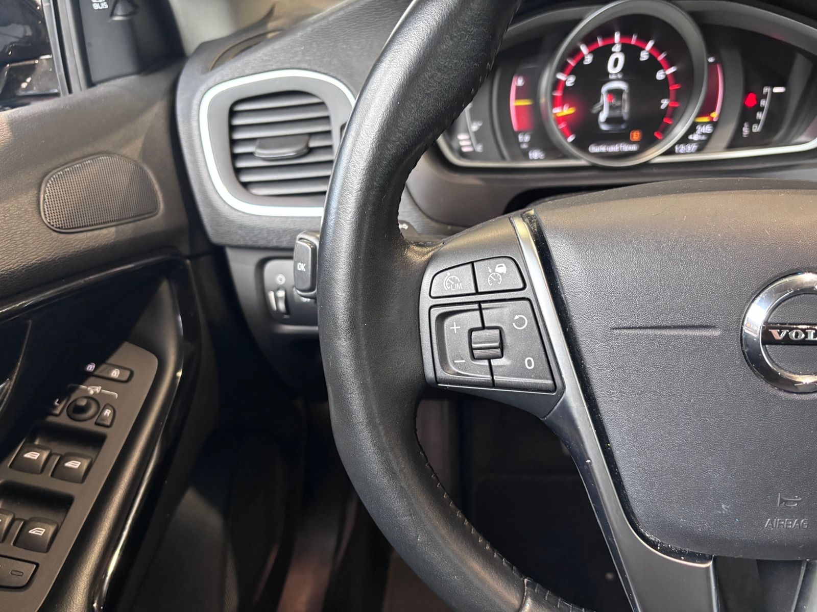 Fahrzeugabbildung Volvo V40 Cross Country Momentum LED NAVI ALU