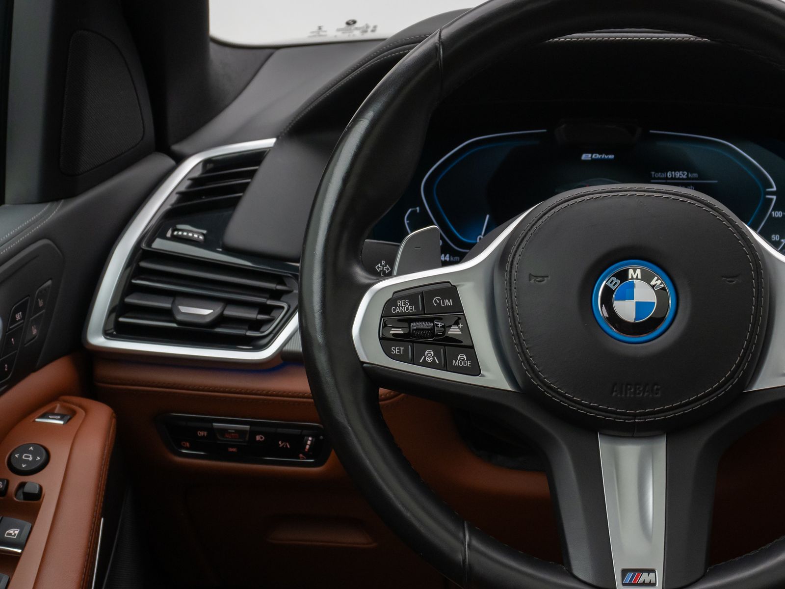 Fahrzeugabbildung BMW X5 xD45e M Sport Panorama 360°HUD HiFi NightVisi