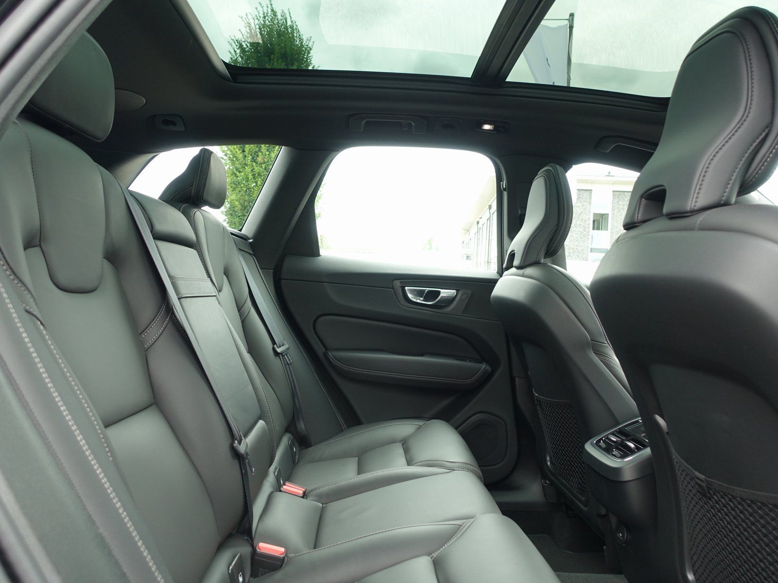 Volvo XC60 B4 Diesel R-Design 2WD Panorama H&K AHK LED foto 10