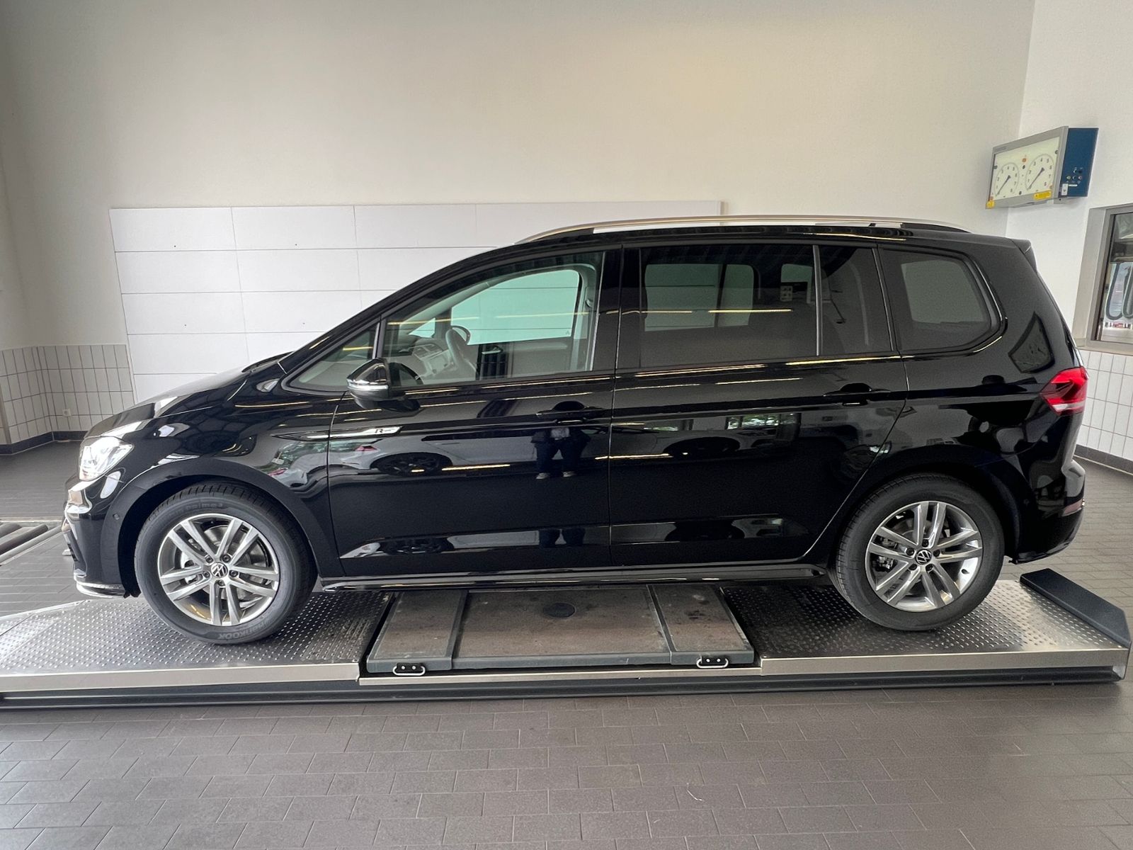Fahrzeugabbildung Volkswagen Touran Comfortline 1.5 TSI DSG *LED, AHK, 7-Sitz