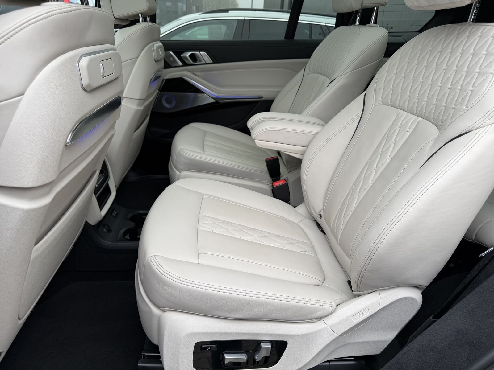 Fahrzeugabbildung BMW X7 M60i 6-Sitzer NAV+LASER+PANO+B&W+360°+ACC+1HD