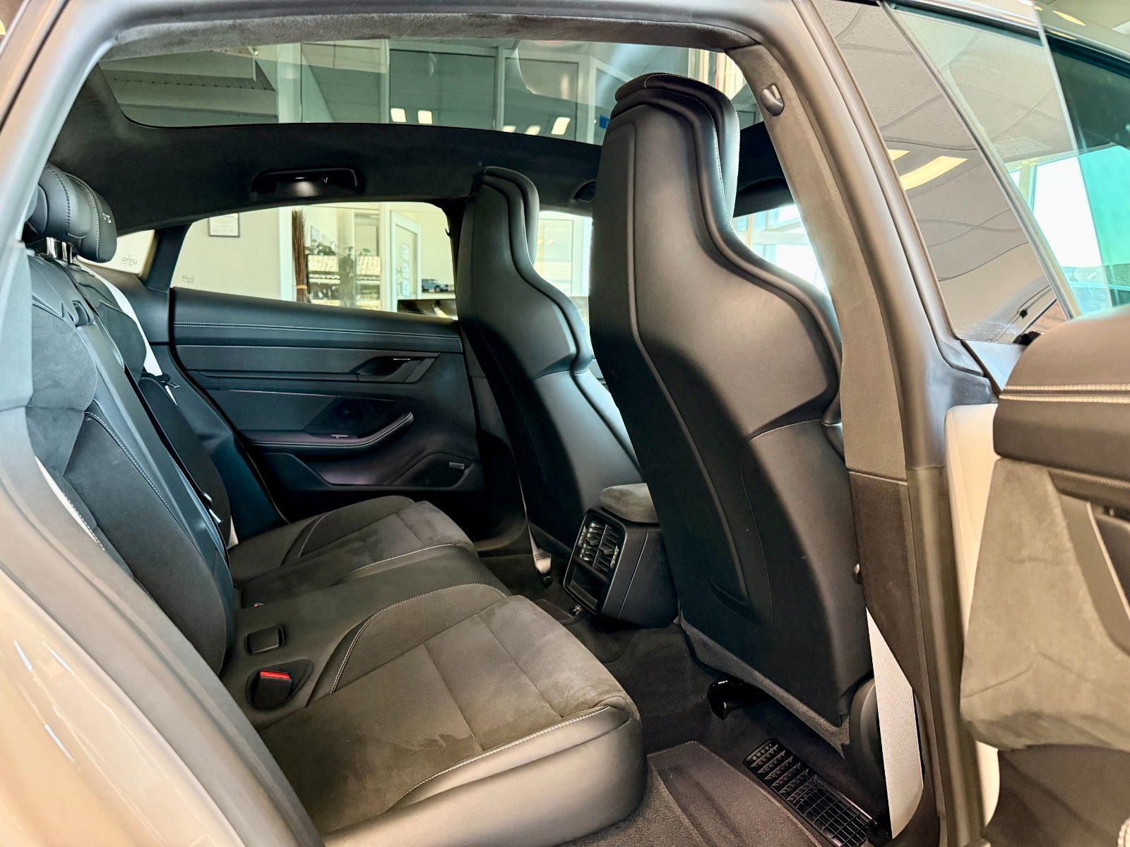 Fahrzeugabbildung Porsche Taycan GTS Panorama/HeadUP/Hinterachlenkung