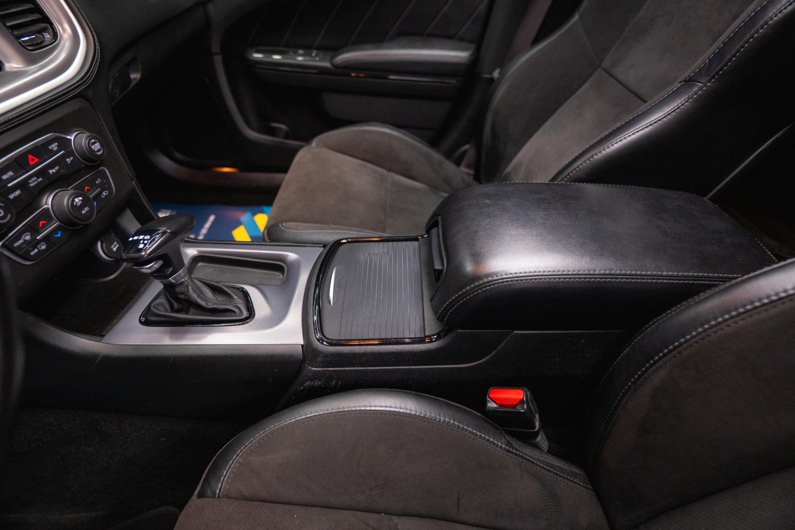 Fahrzeugabbildung Dodge Charger 5.7 V8 HEMI R/T Night-Paket Performance