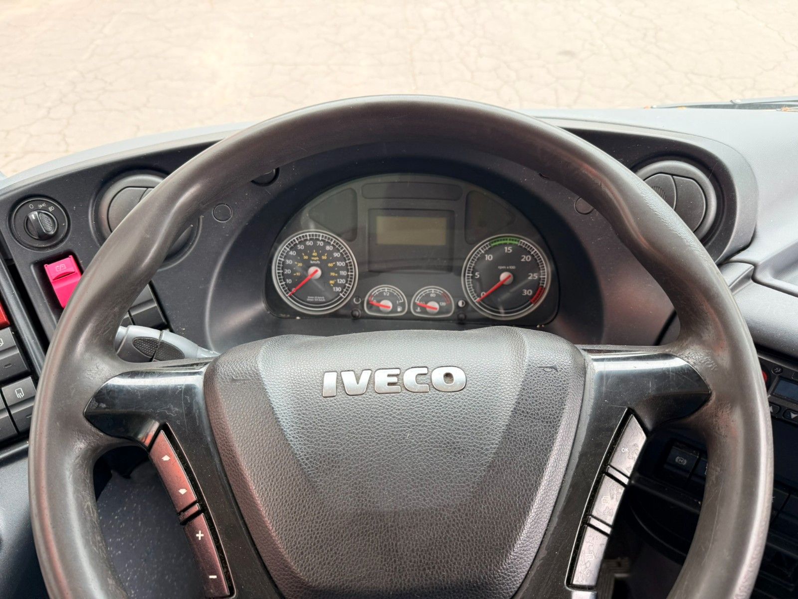 IVECO  2014 - Image 11 of 27