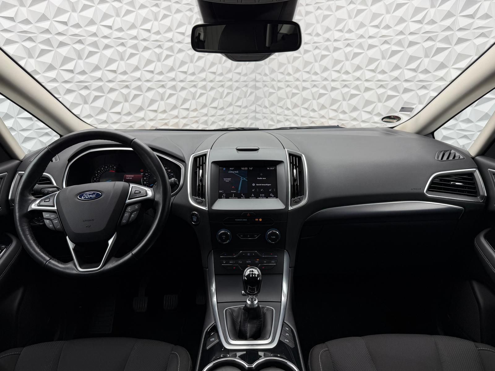 Fahrzeugabbildung Ford S-MAX 1.5 TITANIUM/7-SITZE/KEYLES/RCAM/NAV/PDC