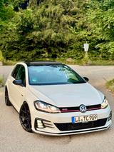 Volkswagen GOLF GTI PERFORMANCE 2.0 TSI / FELGE-REIFEN NEU - : Vollleder, Head-Up Display, Limousine