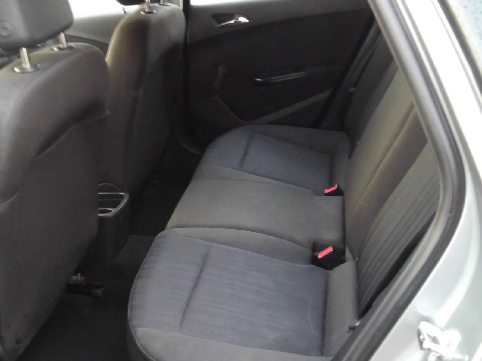 Opel Astra 2011 — photo 6