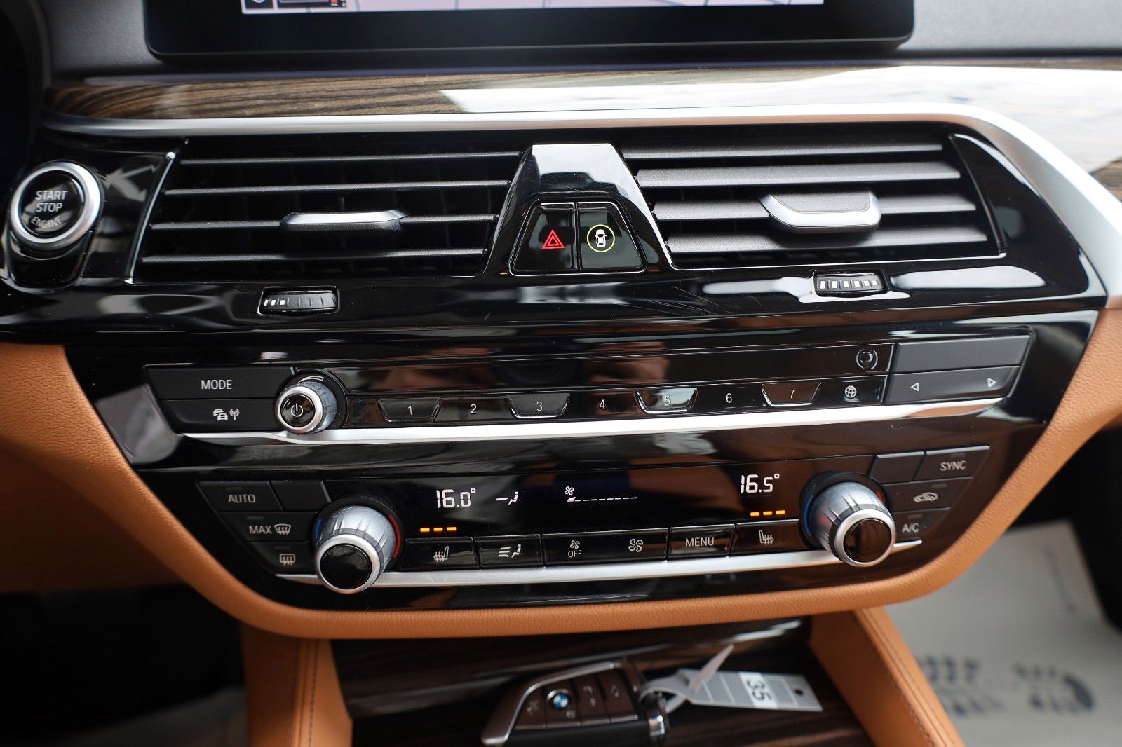 Fahrzeugabbildung BMW 520 d xDrive Lim. Luxury,Leder,Navi,Kamera,SD,SH