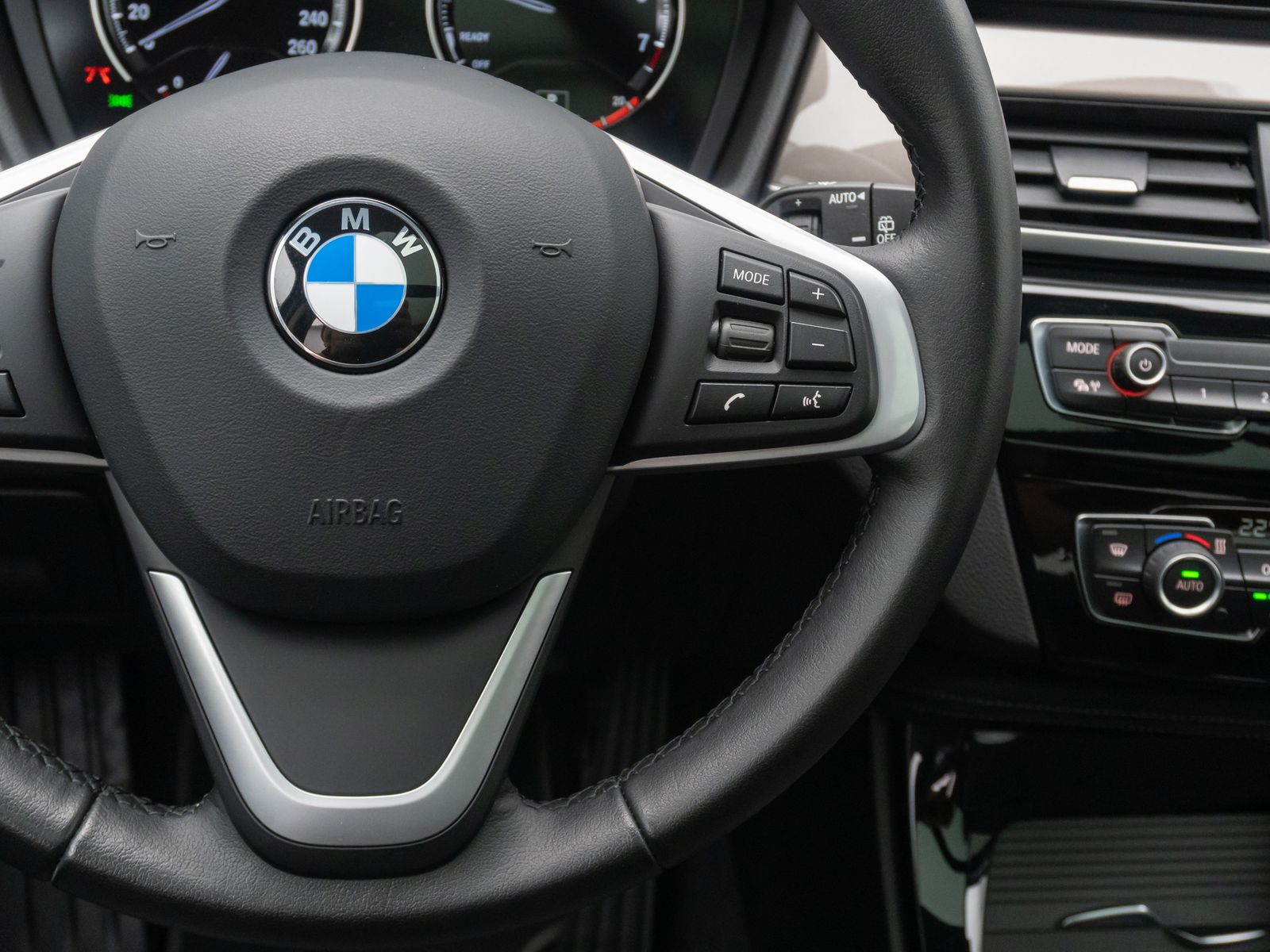 Fahrzeugabbildung BMW X1 sD18i xLine Panoram Kamera HUD DAB HiFi Alarm