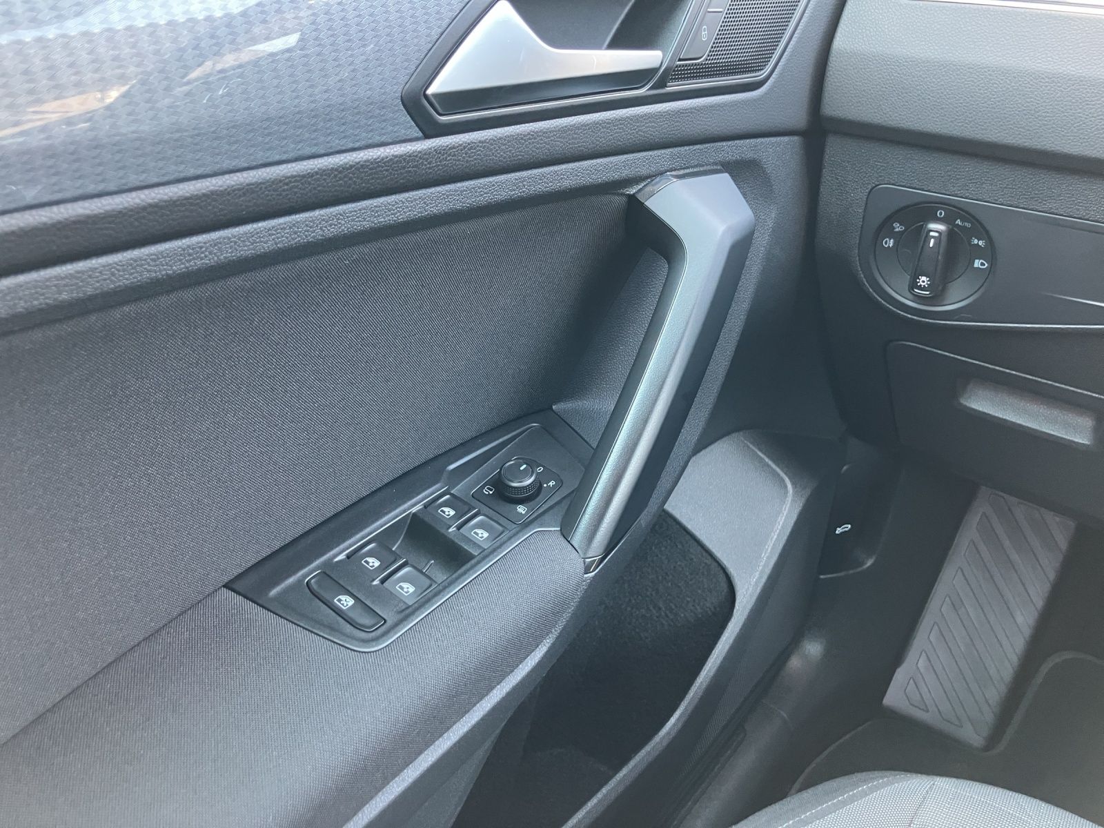Fahrzeugabbildung Volkswagen Tiguan TSI Life Matrix AHK ACC PDC  SH LM