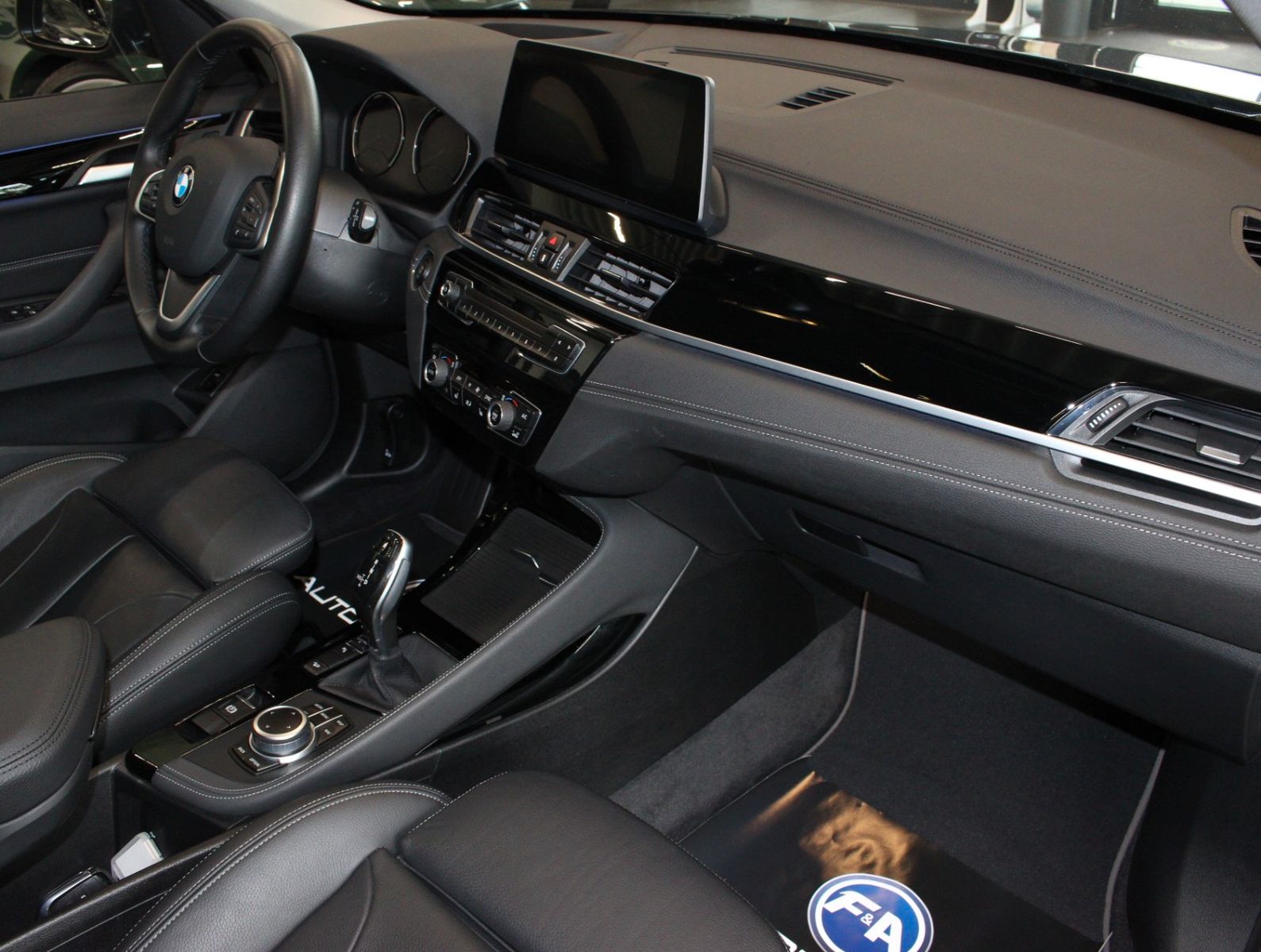Fahrzeugabbildung BMW X1 xDrive 20 i Sport Line 1. Hand*Pano*HUD*TOP