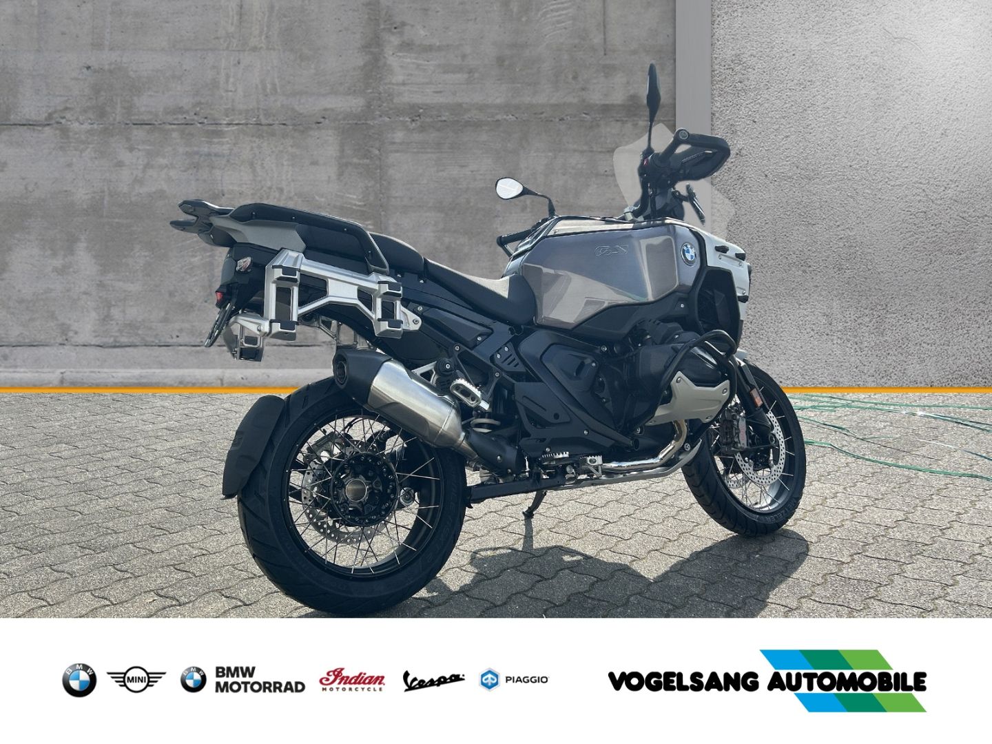 Fahrzeugabbildung BMW R 1300 GS Adventure Triple Black, Touren-Paket,