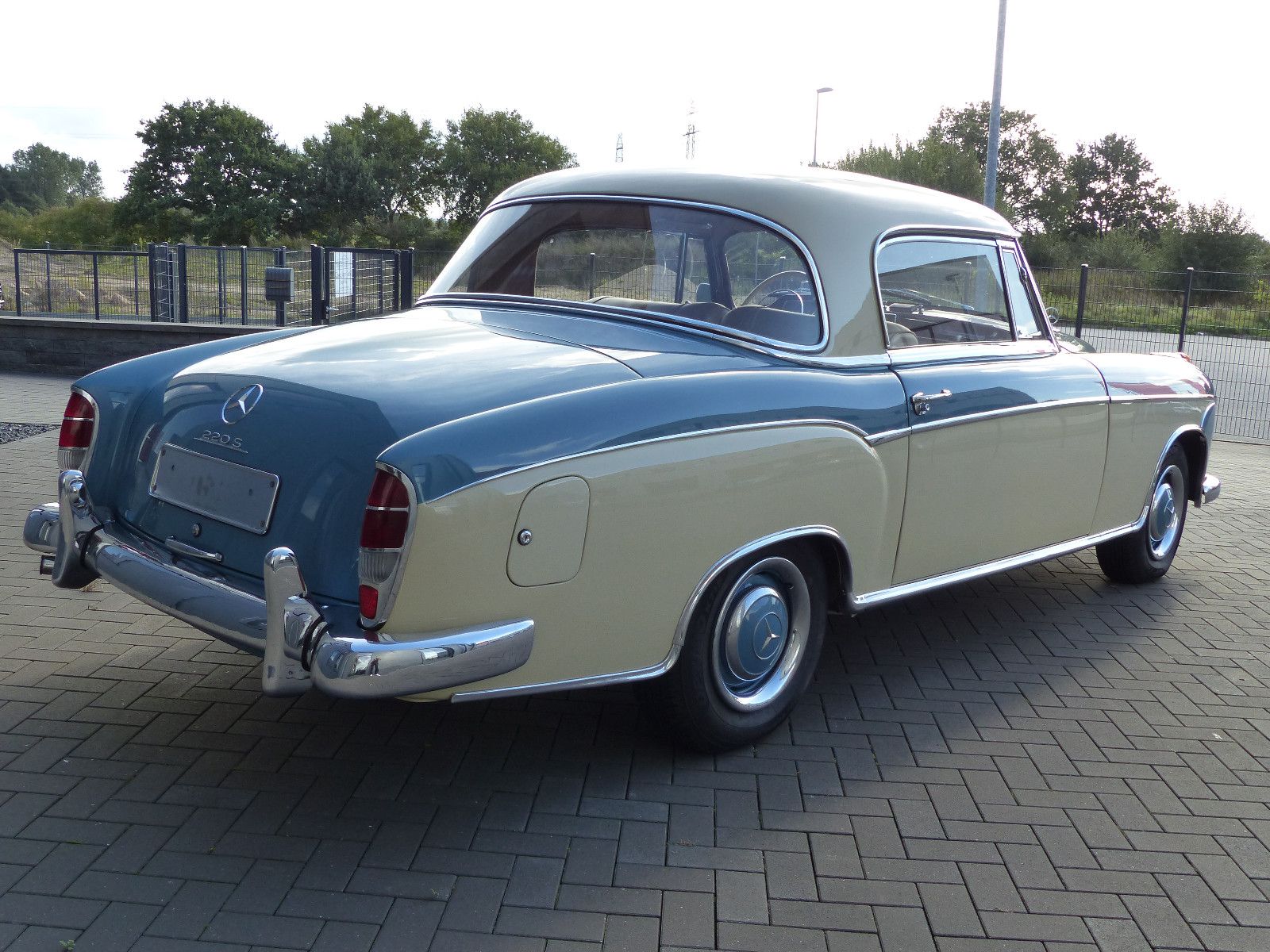 Fahrzeugabbildung Mercedes-Benz 220
