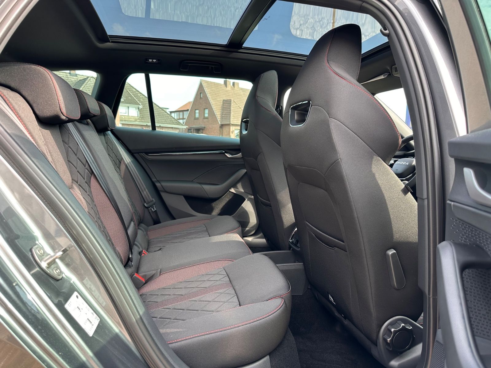 Fahrzeugabbildung SKODA Octavia Combi RS 2.0 TSI Matrix/Pano/Navi/ACC