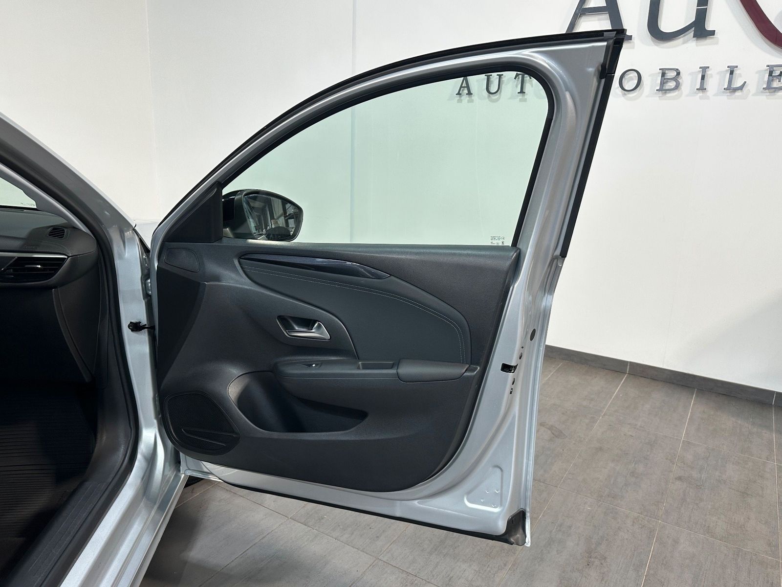 Fahrzeugabbildung Opel Corsa e Elegance NAV+LED+KAMERA+SHZ+KEYLESS