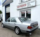 Mercedes-Benz 300 H-Kennzeichen - Mercedes-Benz 300 mit Benzin-Antrieb: Schiebedach