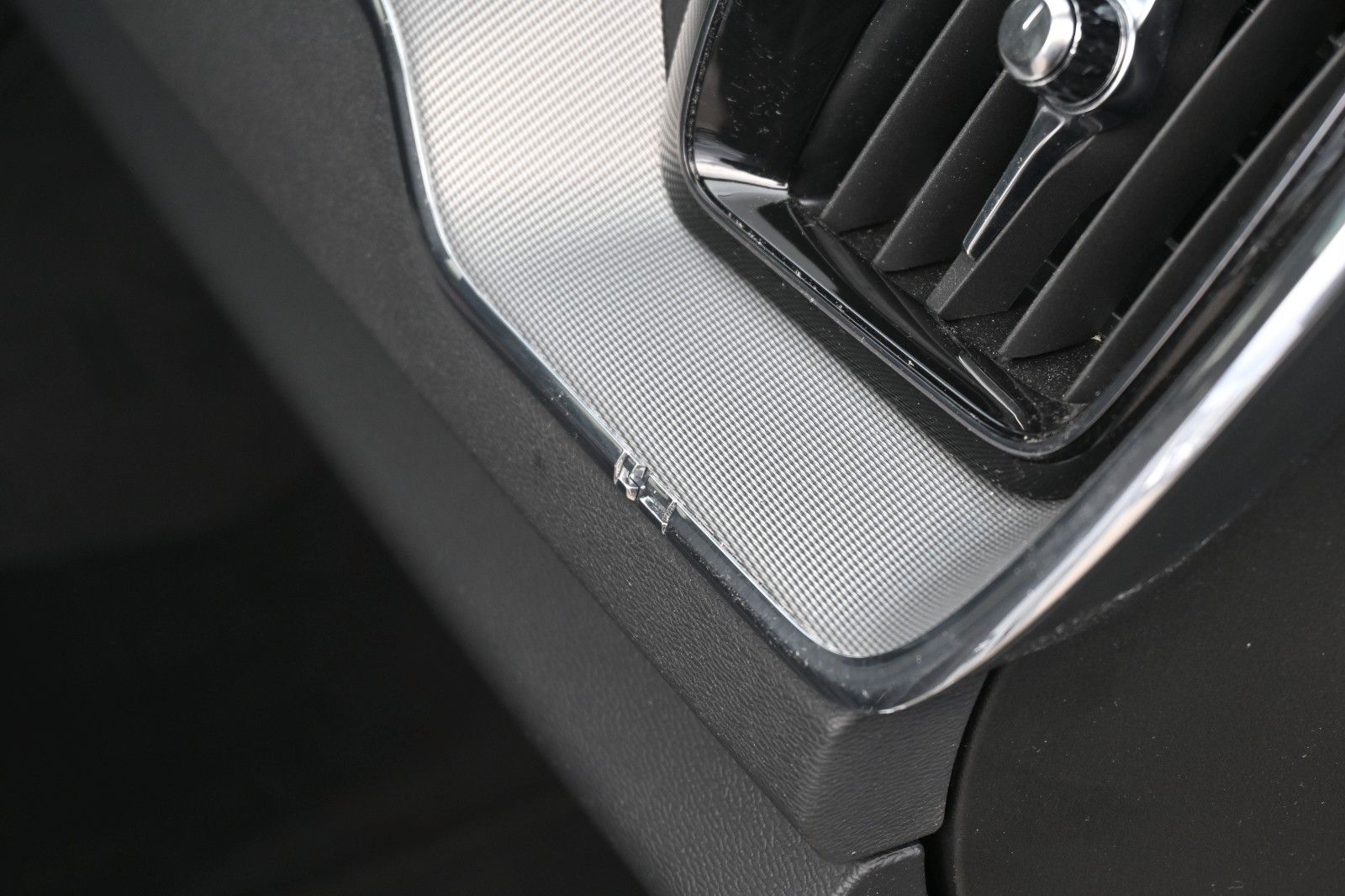 Fahrzeugabbildung Volvo XC60 B4 Ultimate Dark AWD*LUFT*360°*SDTHZG*LED