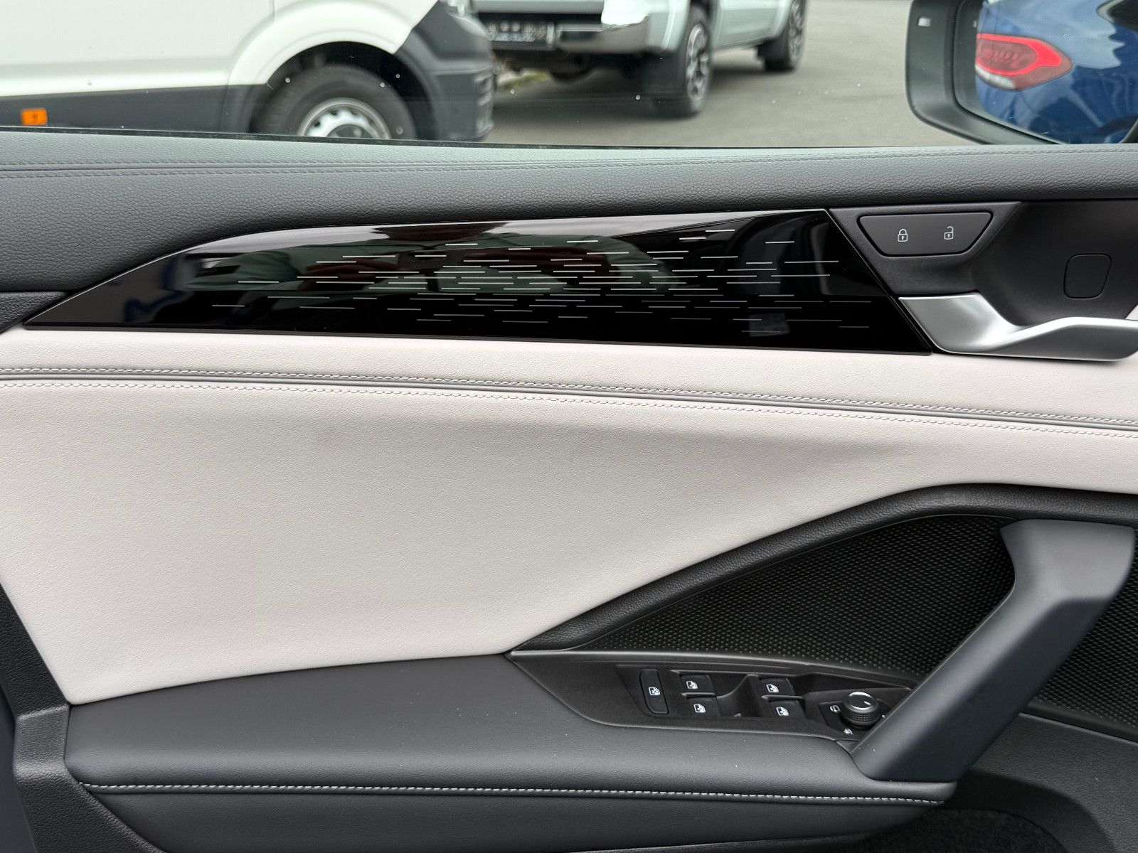 Fahrzeugabbildung Volkswagen Tiguan Elegance AHK ACC HUD LED-Matrix Massage