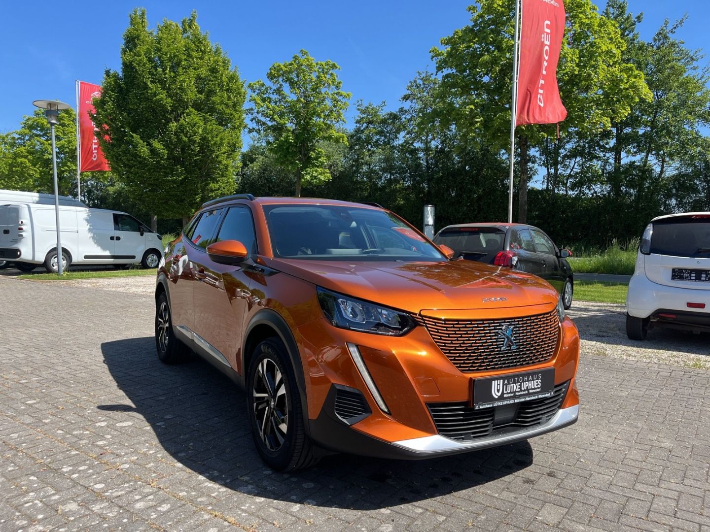 Fahrzeugabbildung Peugeot 2008 Allure Elektro 136 Navi CarPlay Temp.