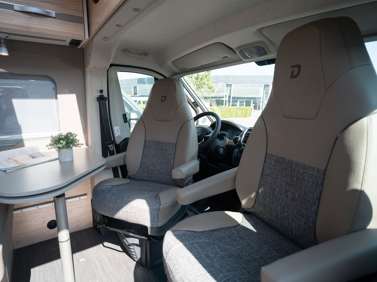 Fahrzeugabbildung Dethleffs Globetrail 640 ES Fiat Rahmenfenster/Heckauszug