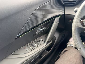 Peugeot 208 e- GT Elektromotor 136 e- Kam.+LED+Navi+SHZ