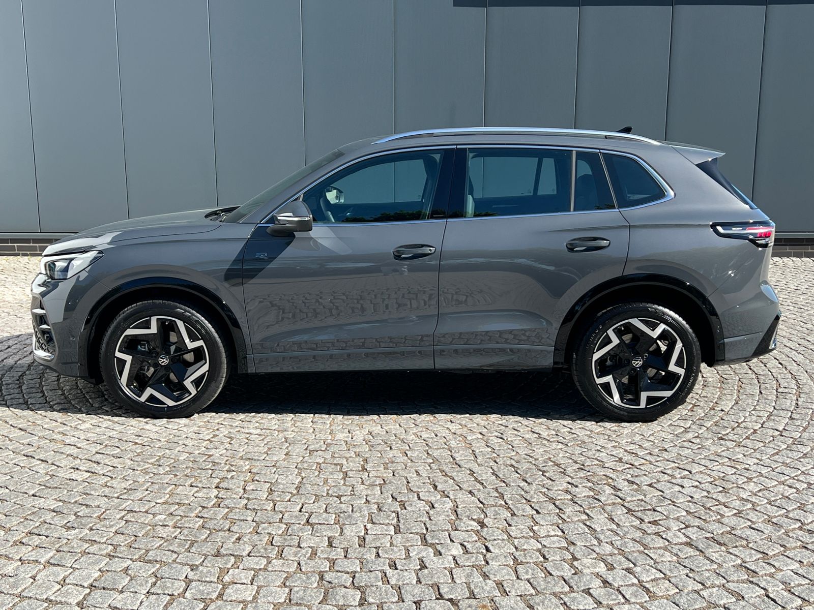Fahrzeugabbildung Volkswagen Tiguan R-Line 1.5 eTSI DSG *AHK, IQ.Light, ACC,