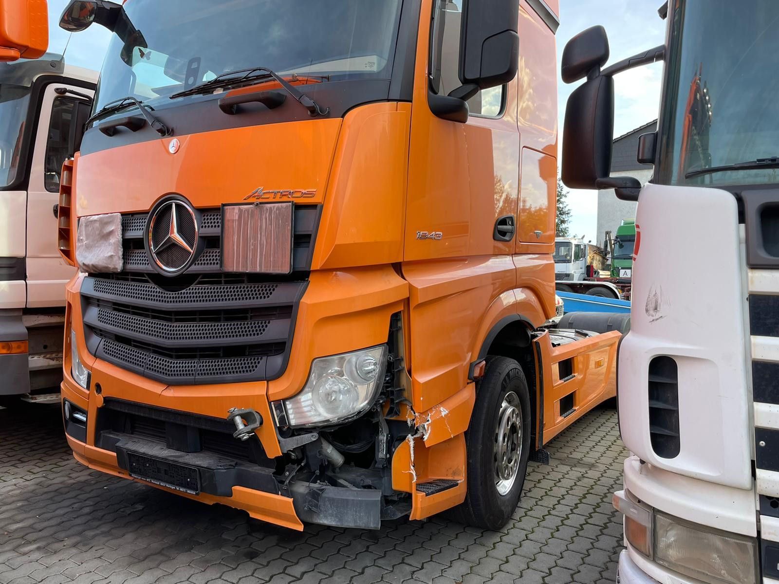 Fahrzeugabbildung Mercedes-Benz Actros 1843 / AC/ / Kipphyr./ Motorschaden /