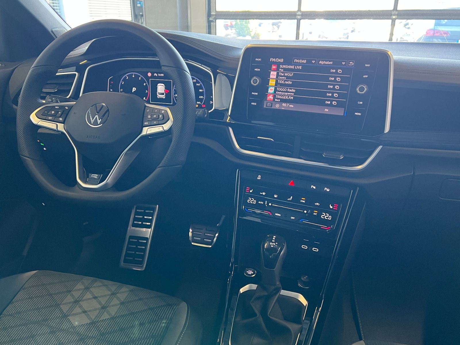 Fahrzeugabbildung Volkswagen T-Roc R-Line 1.5 TSI DSG *LED, Easy Open, 18"-LM