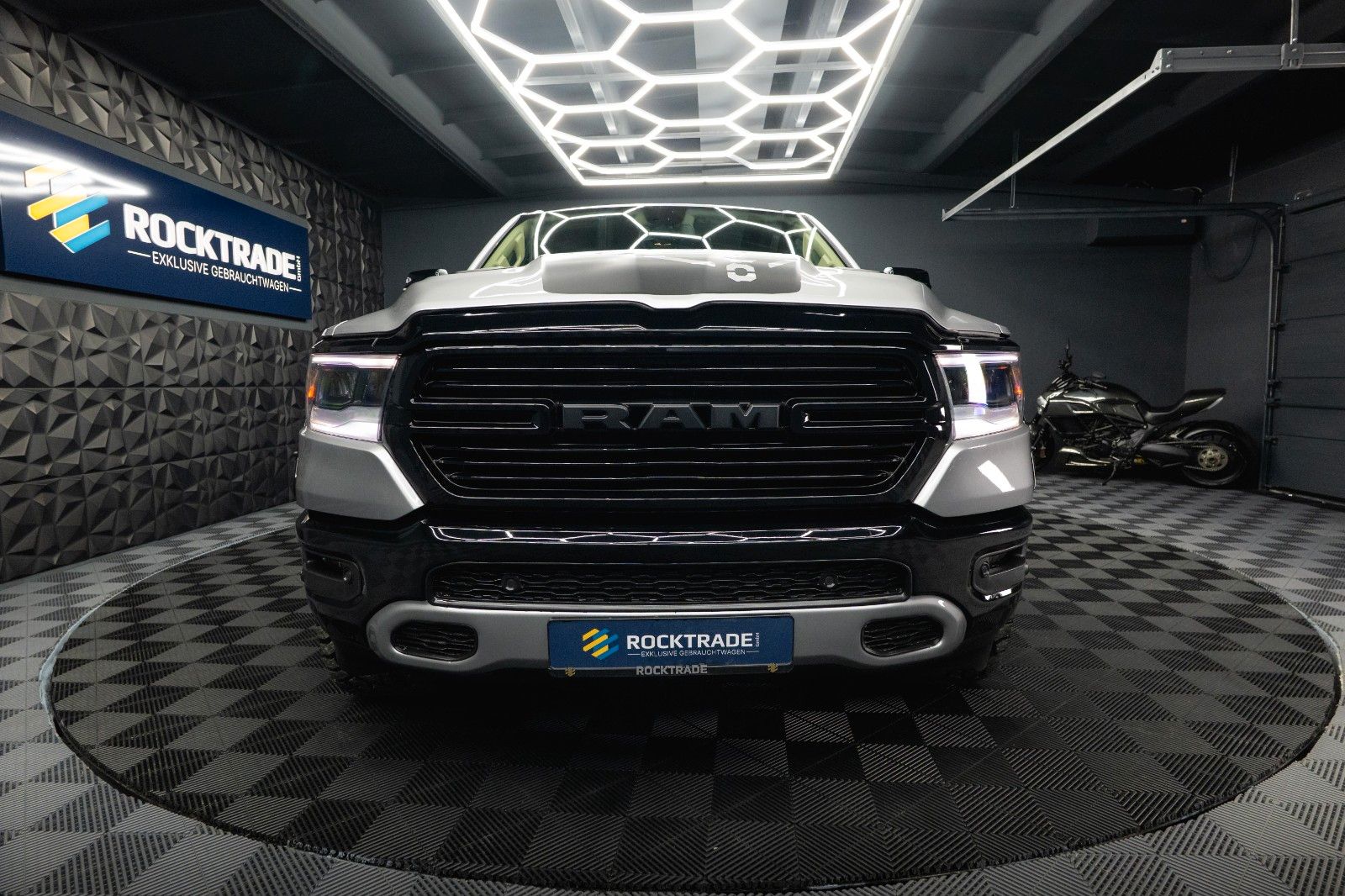 Fahrzeugabbildung Dodge RAM 5.7 V8 HEMI 4x4 NIGHT-Edition LARAMIE *LED*