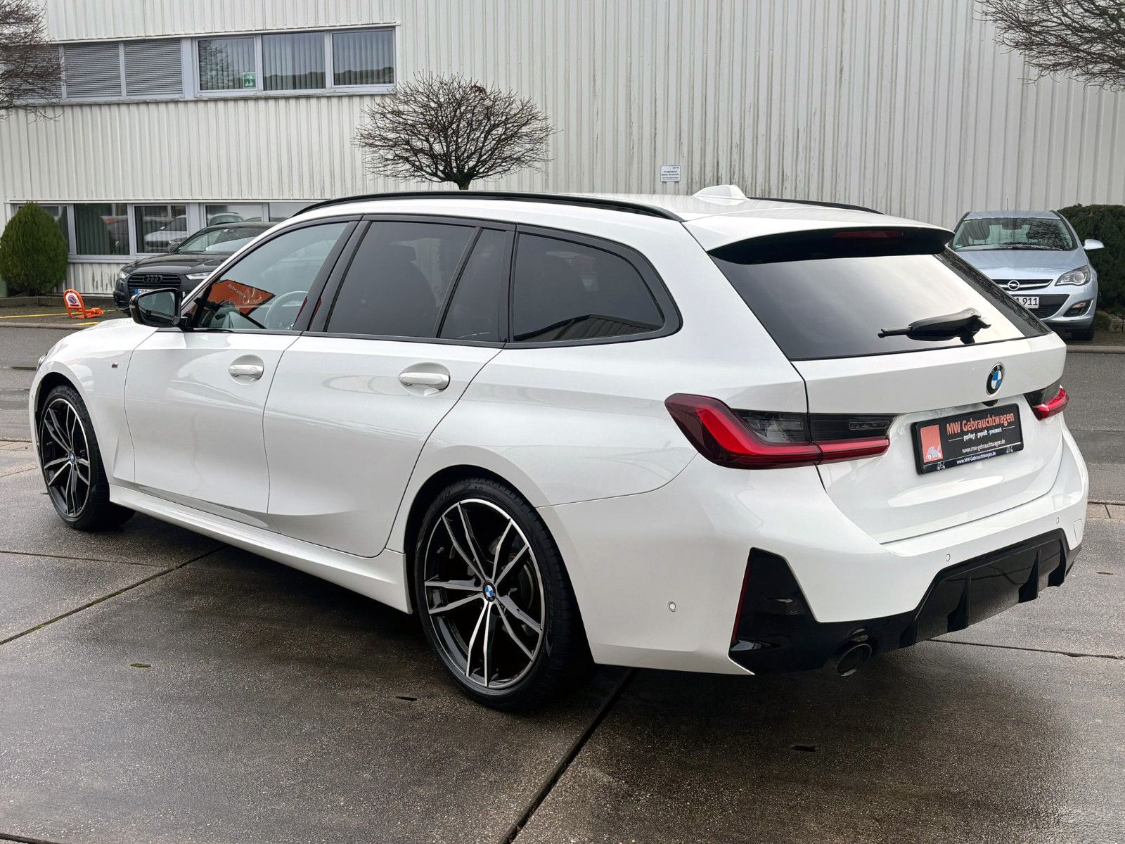 Fahrzeugabbildung BMW 318i Touring M-Sport Steptr. KAM AHK LED SHZ HUD