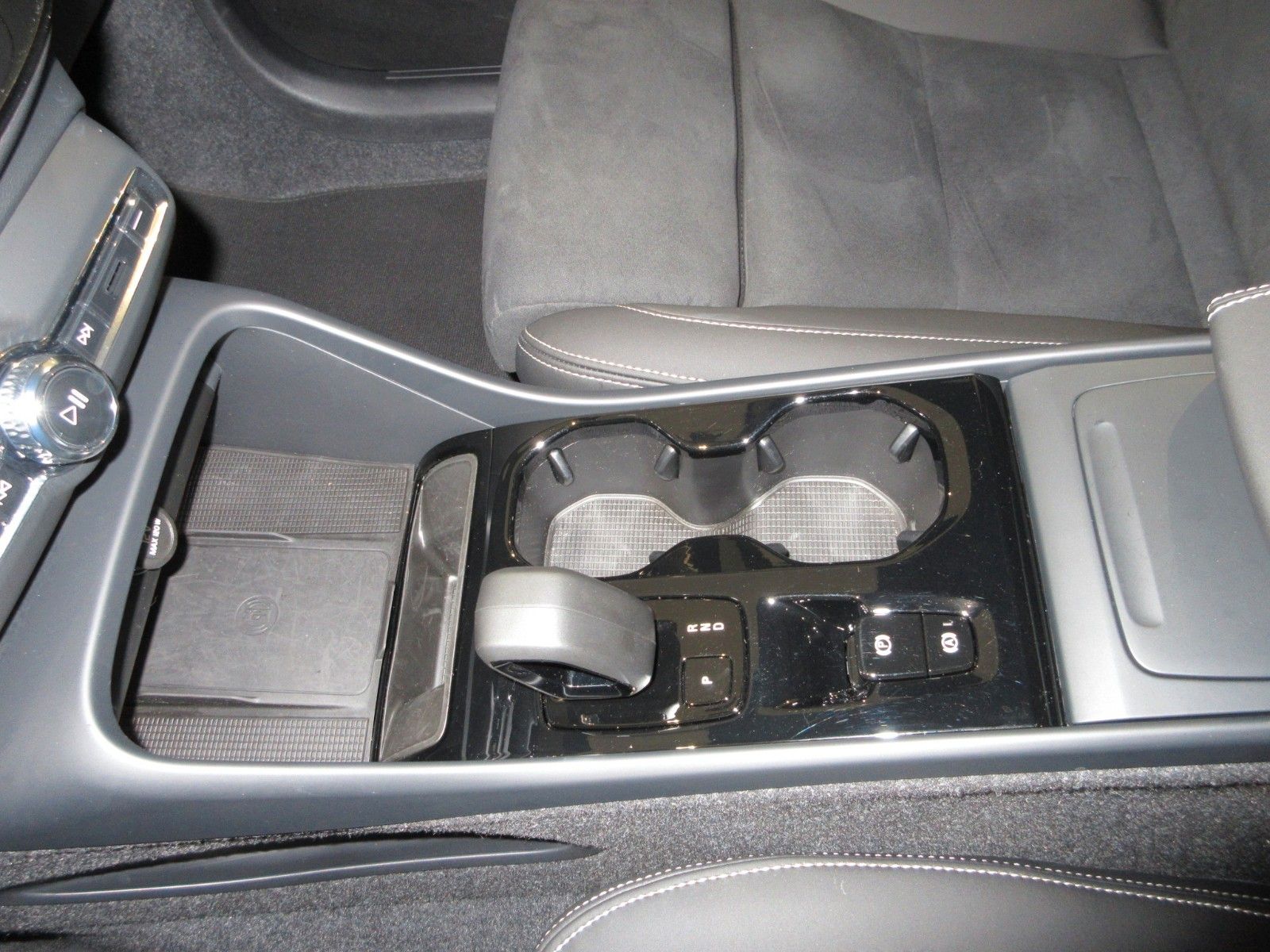 Fahrzeugabbildung Volvo XC 40 B3 Ultra Black Edition | 360° | NS | Navi