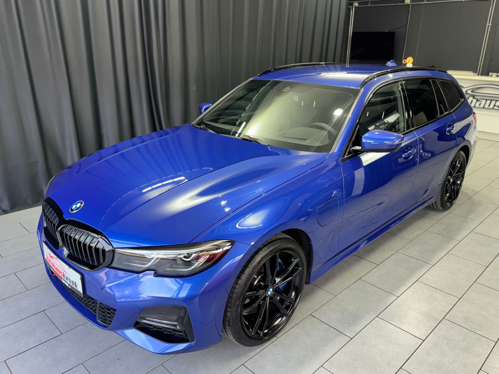 Fahrzeugabbildung BMW 330e M Sport Touring |LASER|HEAD-UP|HARMAN|LEDER