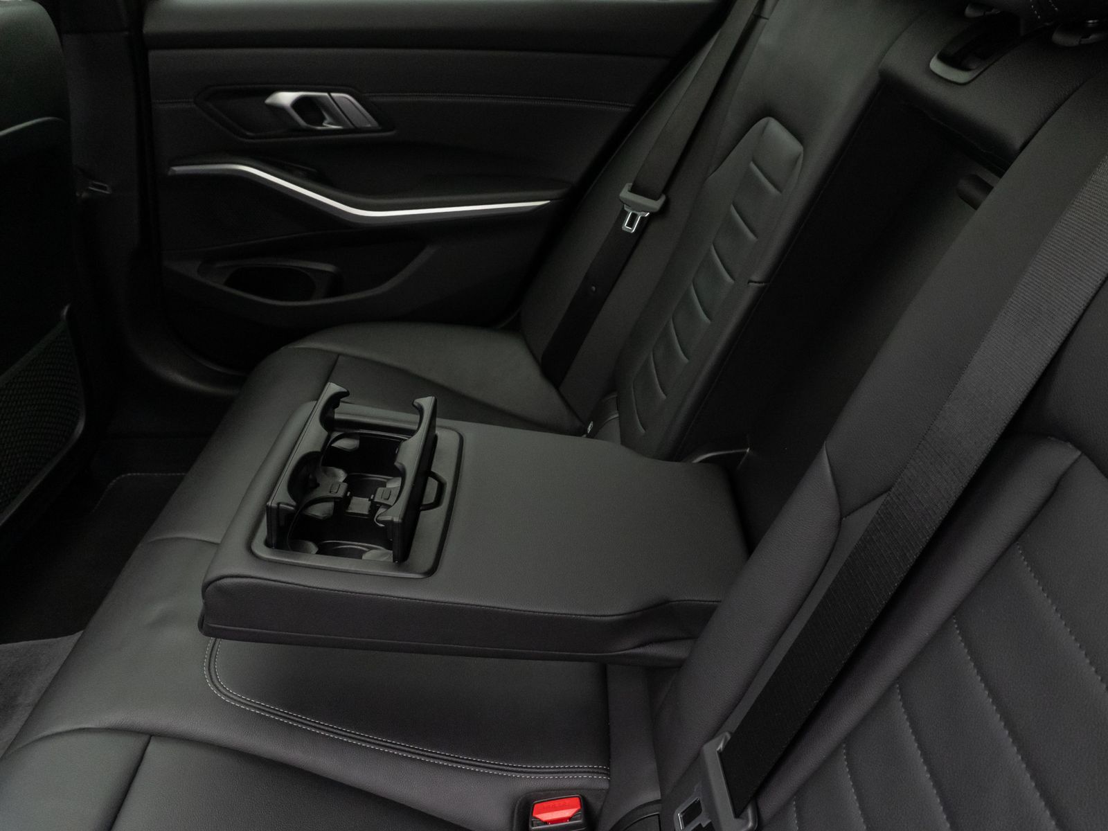 Fahrzeugabbildung BMW 320d Panorama HiFi PDC LED Geschwindigkeitsreg