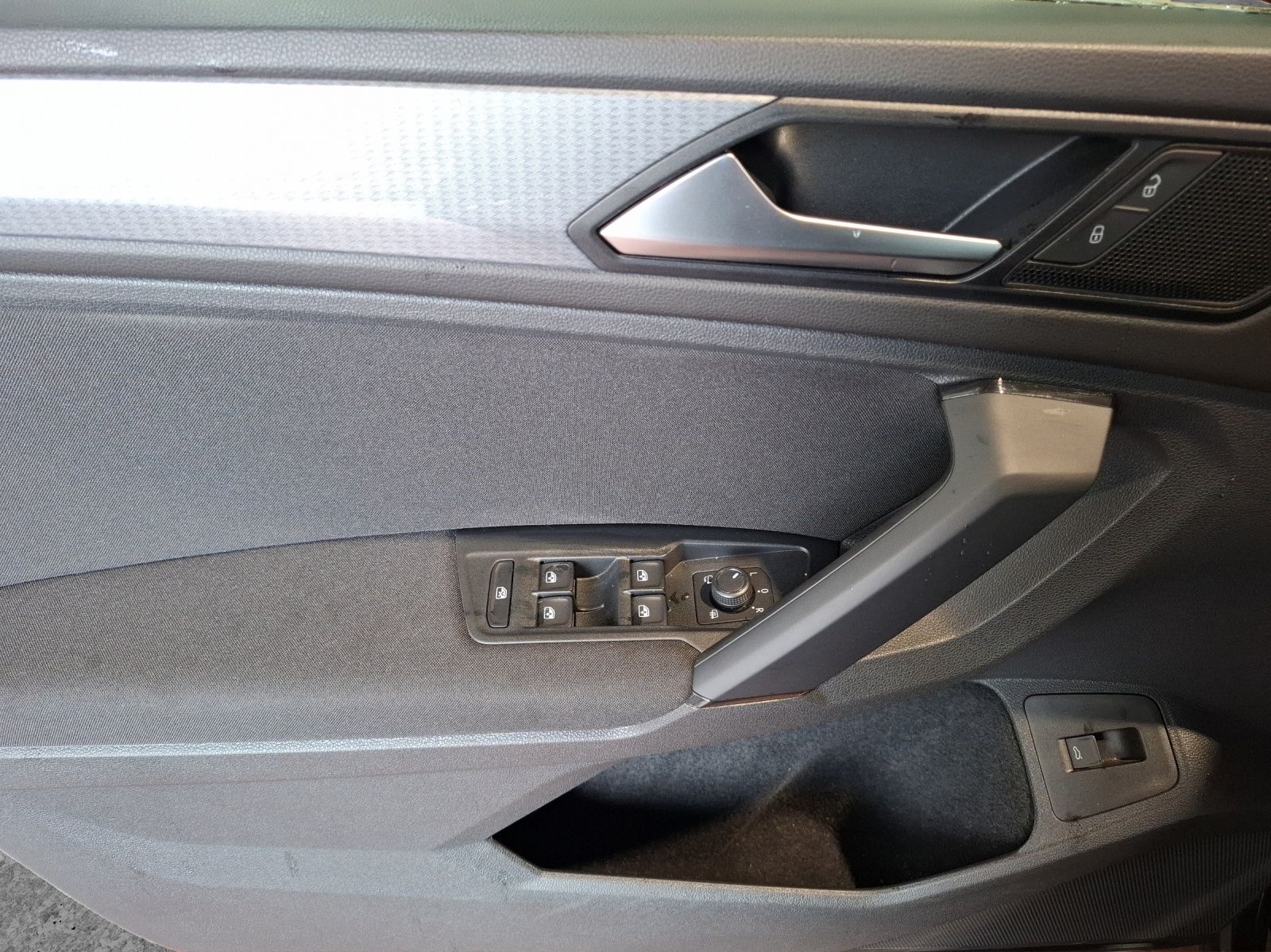 Fahrzeugabbildung Volkswagen Tiguan TSI Life DSG LED Navi Pano ACC PDC SH