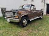 Ford F 350, Pickup, zwillingsbrreift, leichter Streif - Ford F 350 mit Benzin-Antrieb