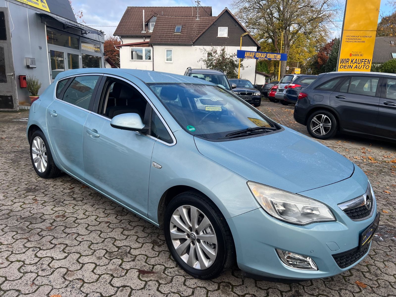 Fahrzeugabbildung Opel Astra J Lim. 5-trg. Cosmo AUTOMATIK