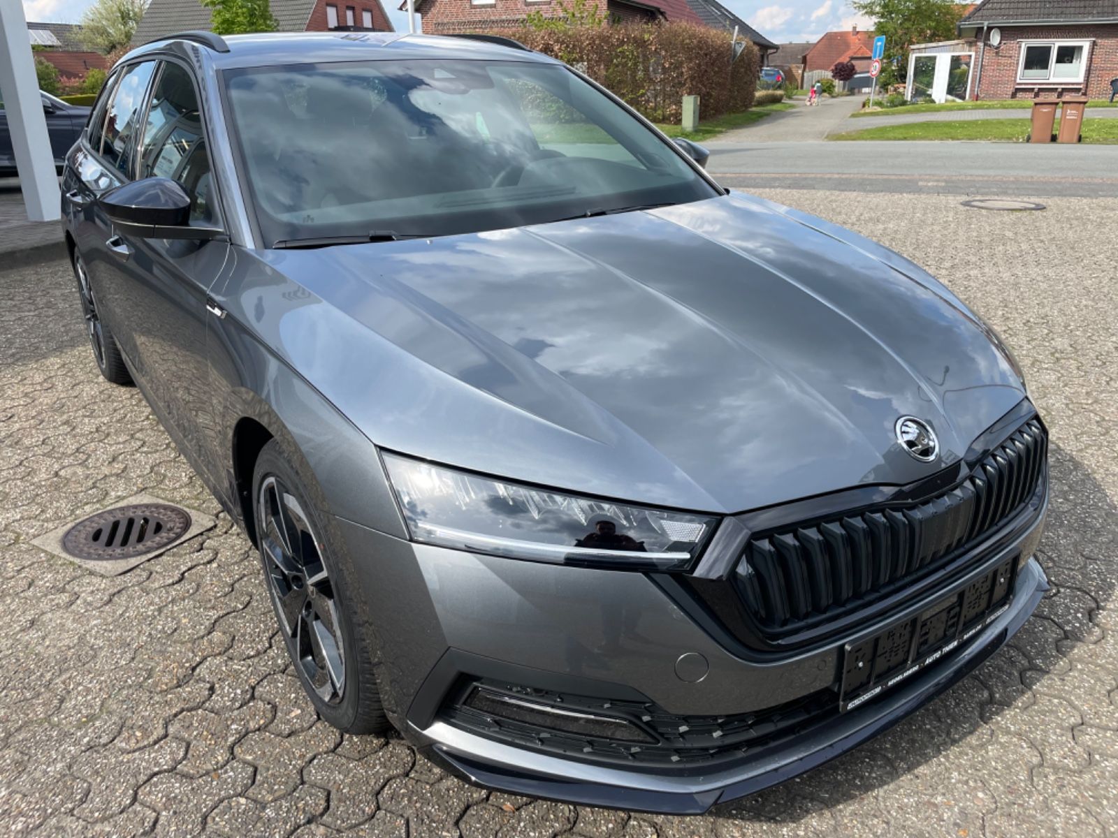 Fahrzeugabbildung SKODA Octavia Combi 2.0 TSI Sportline DSG Navi/LED/4x4