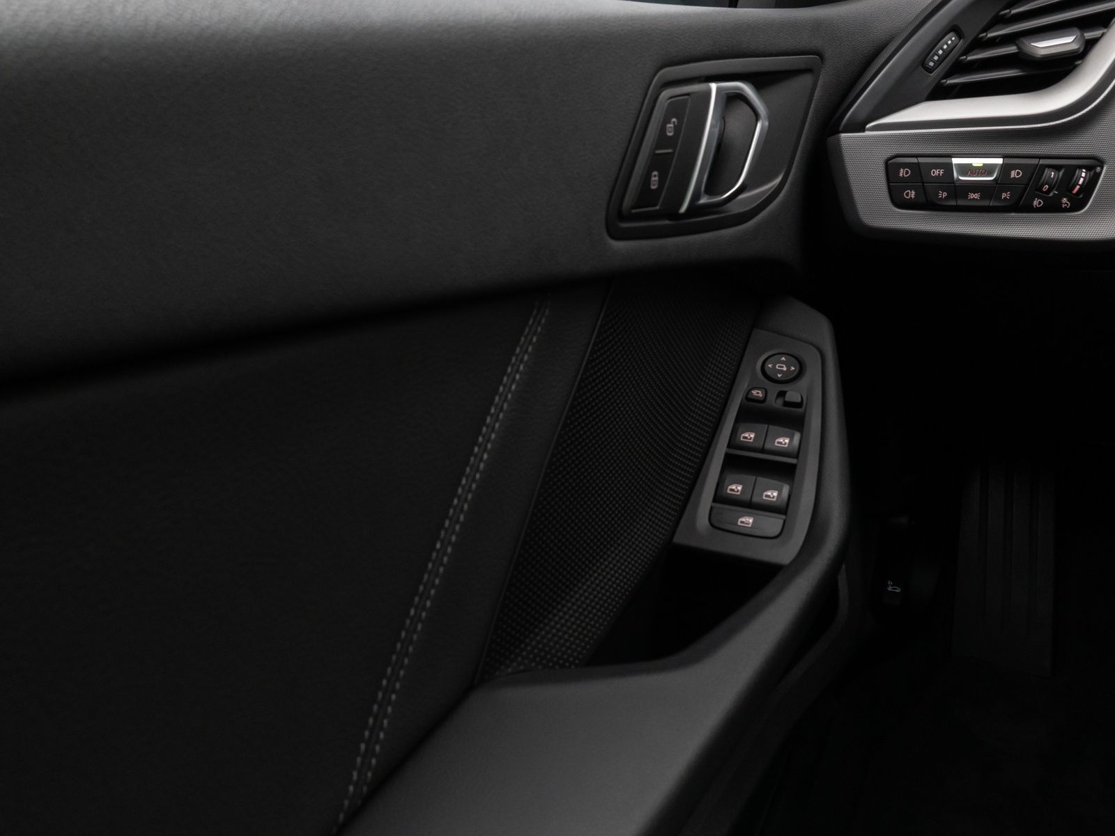 Fahrzeugabbildung BMW 118i Panorama Kamera Lenkrhzg DAB Komfort Sport