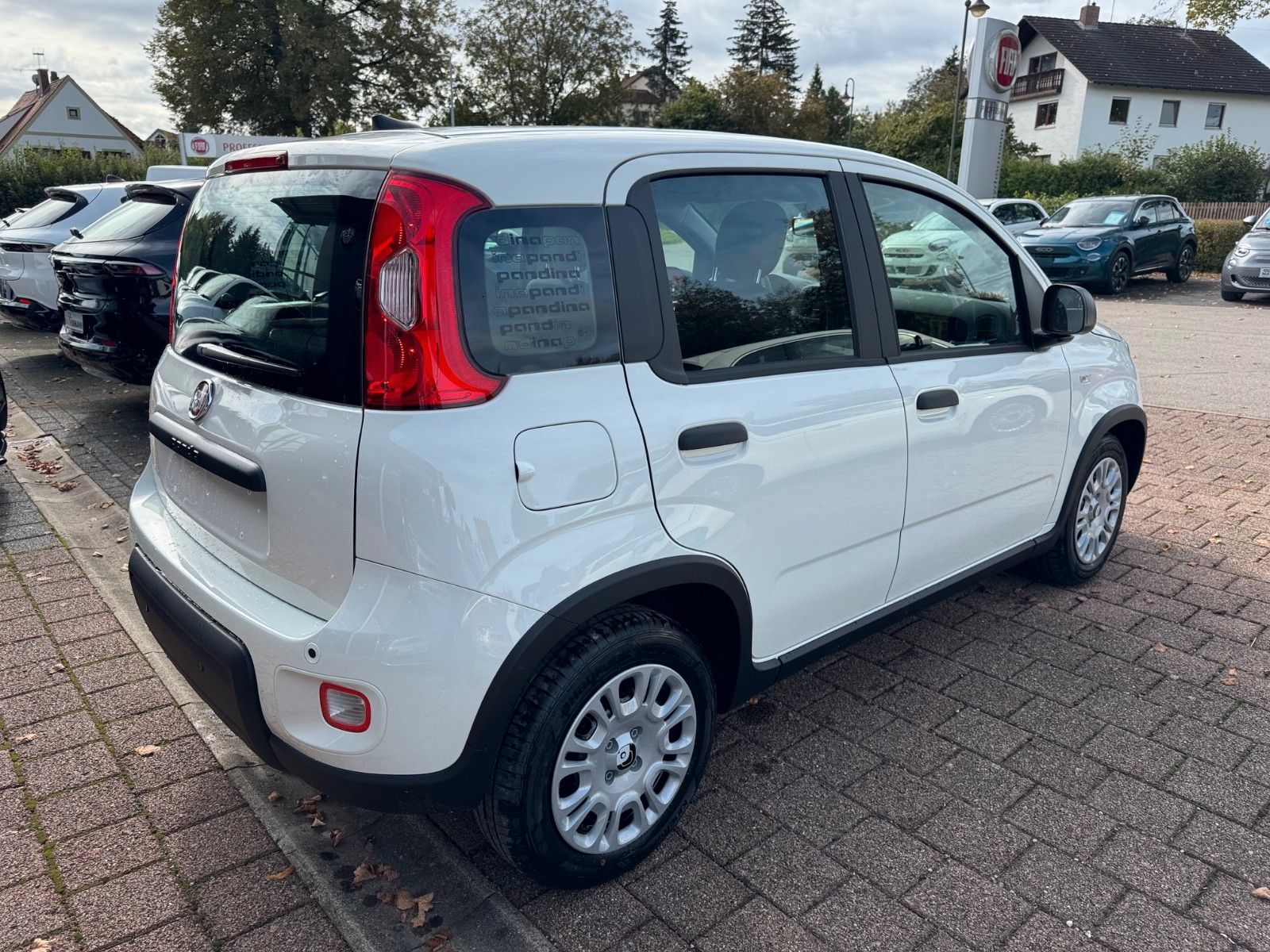 Fahrzeugabbildung Fiat Panda Pandina Hybrid 1.0 GSE 51kw (70PS) Weiß