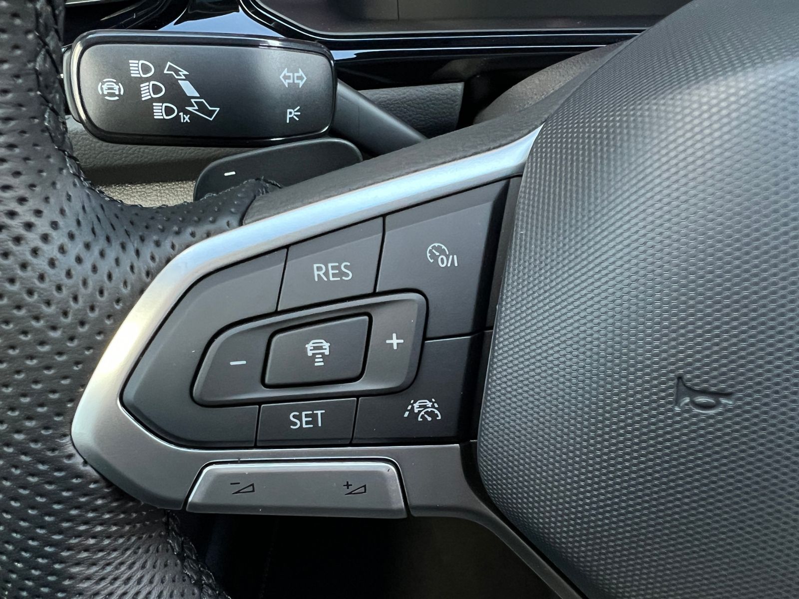 Fahrzeugabbildung Volkswagen T-Roc R-Line 1.5 TSI DSG *AHK, Pano, Black Style