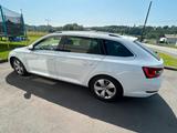 Skoda superb, 8 fach bereift, 134 KW, Laur... - Skoda Superb mit Benzin-Antrieb: Navigationssystem, Kombi, 1.8