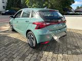 Hyundai i20 AUT. VOLL-LED APPLE SHZ LHZ ALU KAMERA - Hyundai i20: Grün