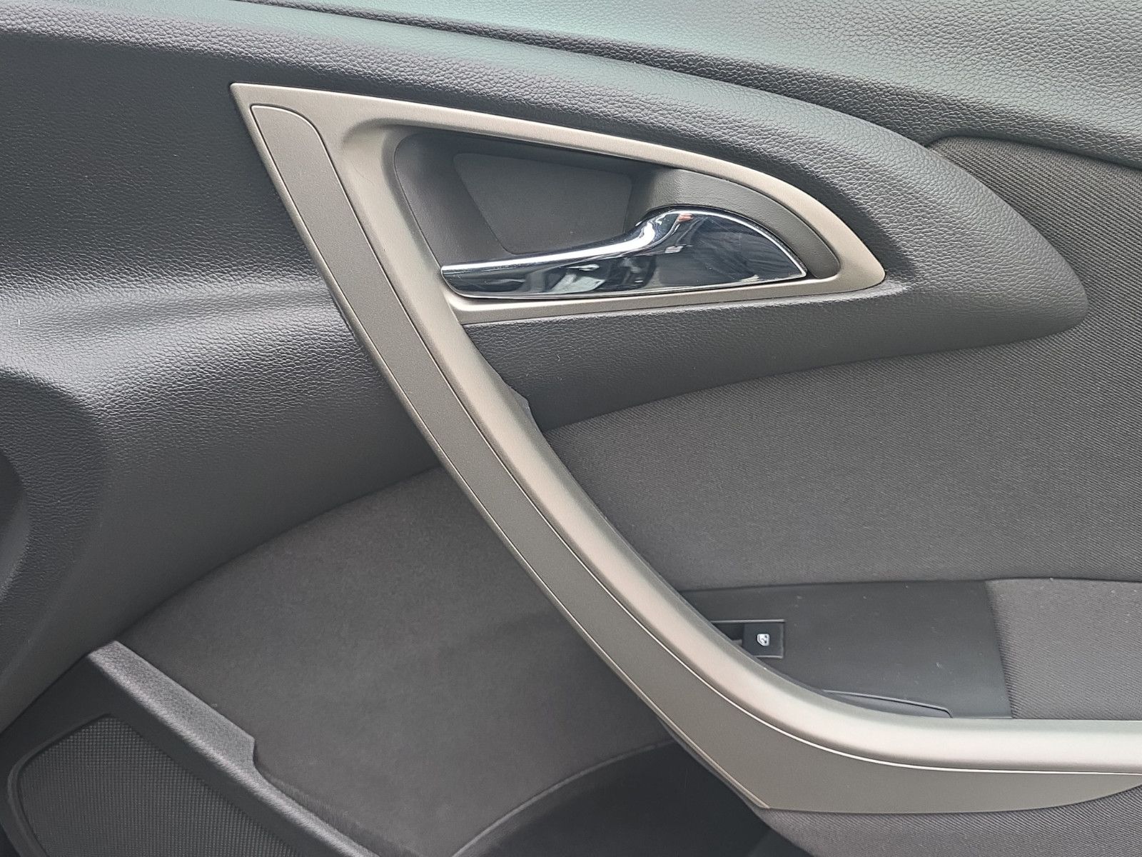 Fahrzeugabbildung Opel Astra J Lim. 5-trg Design Edition Klima Tempomat