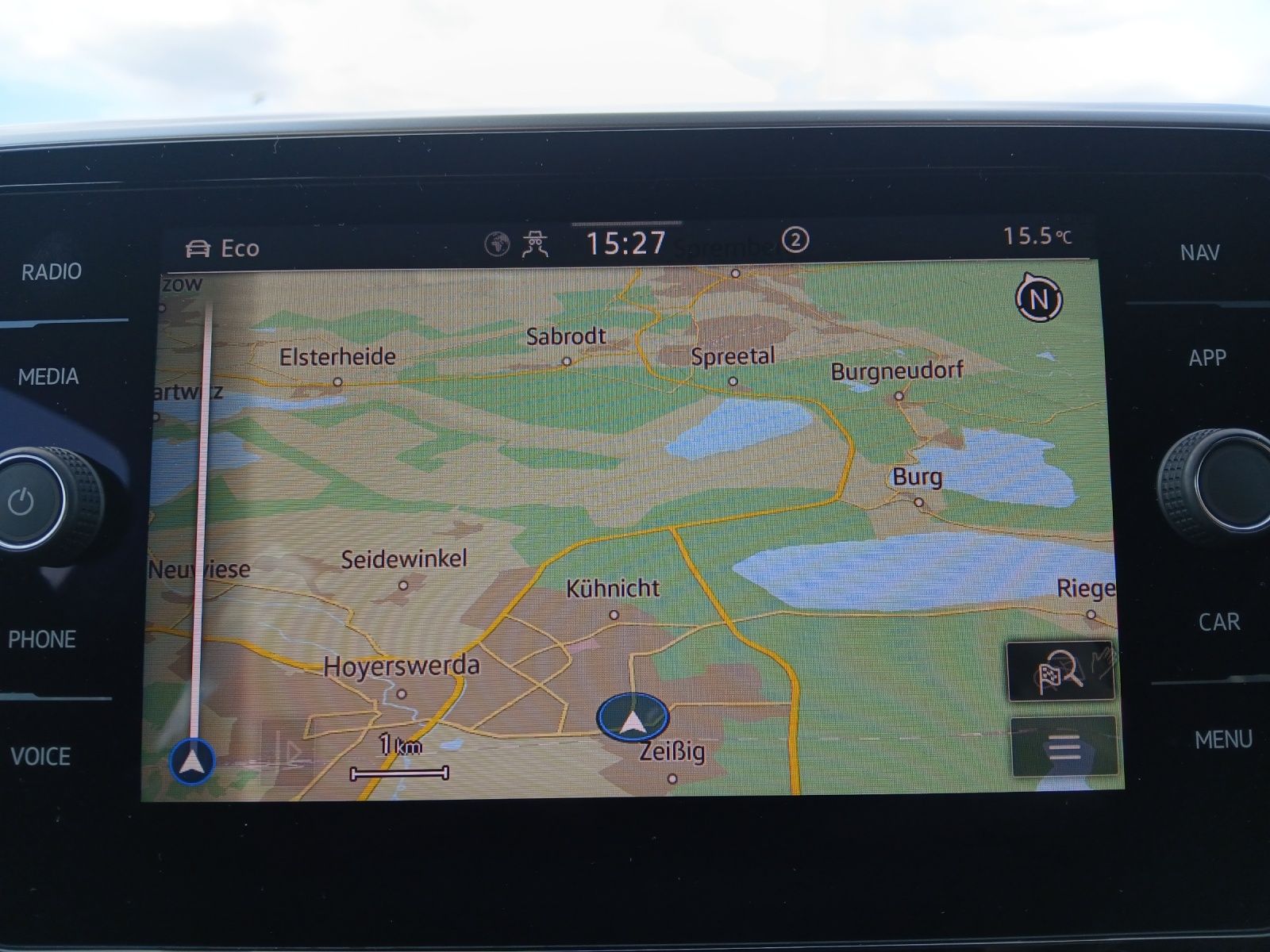 Fahrzeugabbildung Volkswagen T-Roc TDI R-Line DSG LED AHK Navi AID ACC Park-A