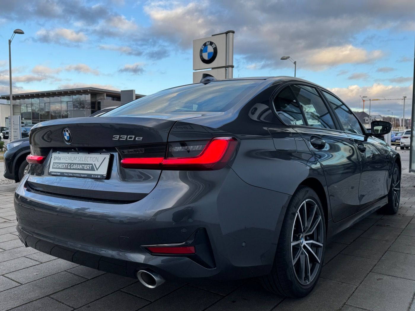 Fahrzeugabbildung BMW 330e Lim. Adv. DA-PRO/HUD/LASER 2 JAHRE GARANTIE