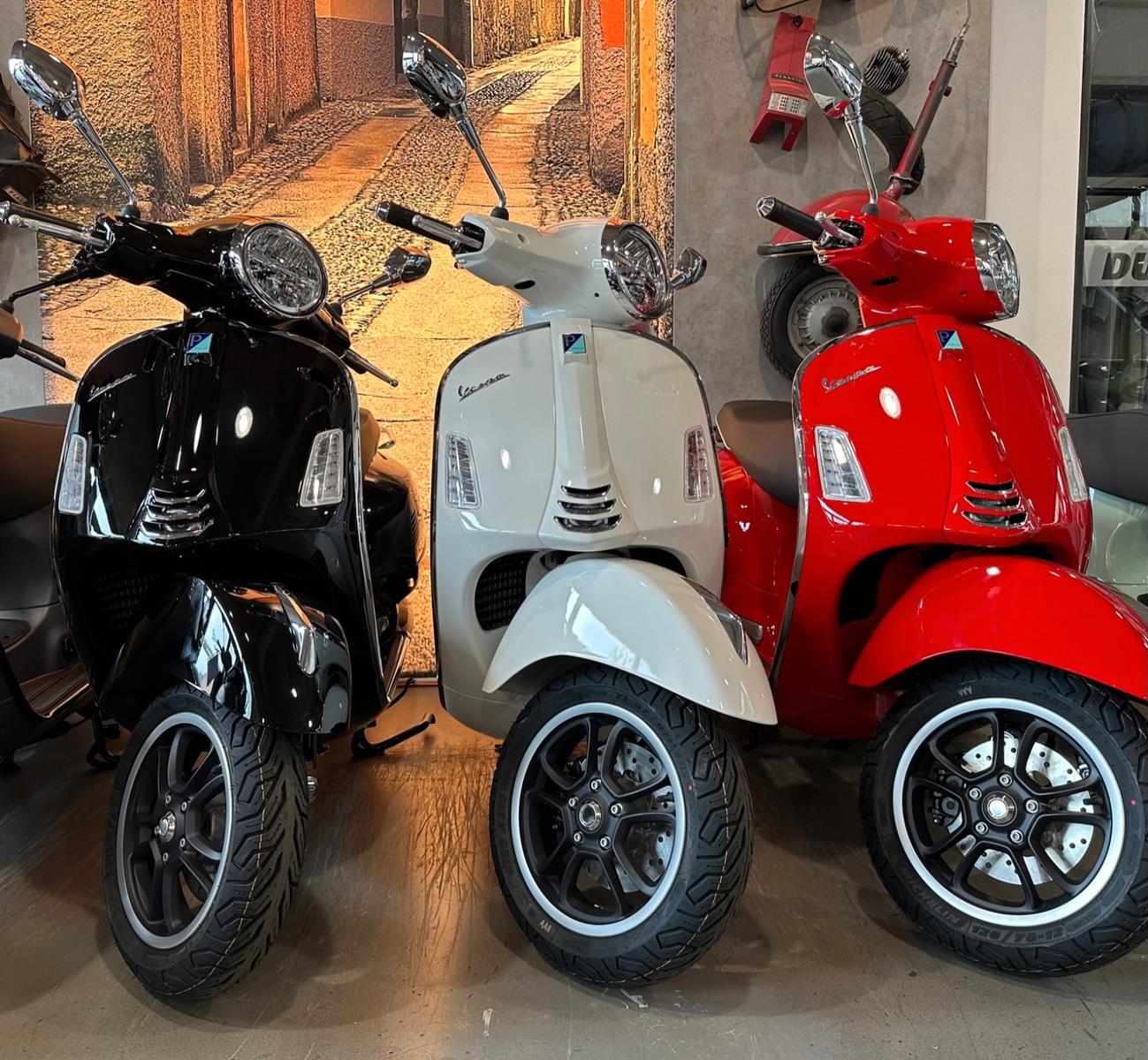 Vespa GTS 310  Super HPE E5+ rot, weiß & schwarz