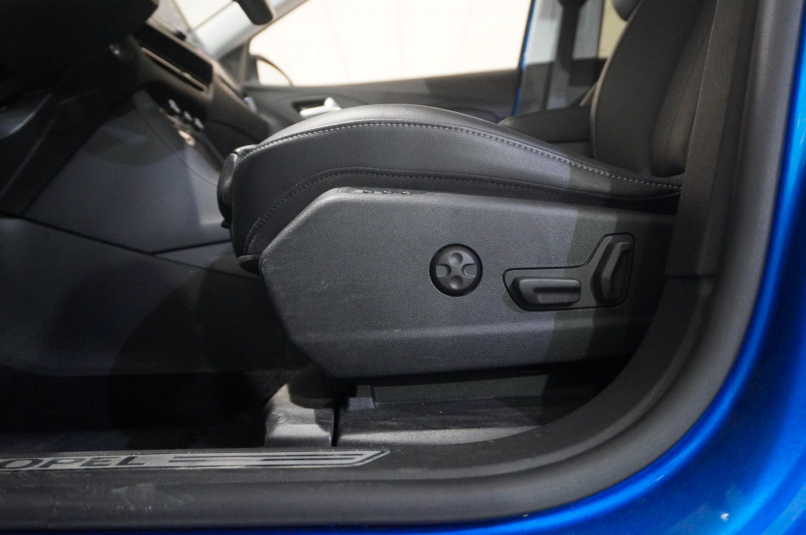 Fahrzeugabbildung Opel Grandland (X) 1.6 HYBRID 4X4 ULTIM. NAVI/360°/SH