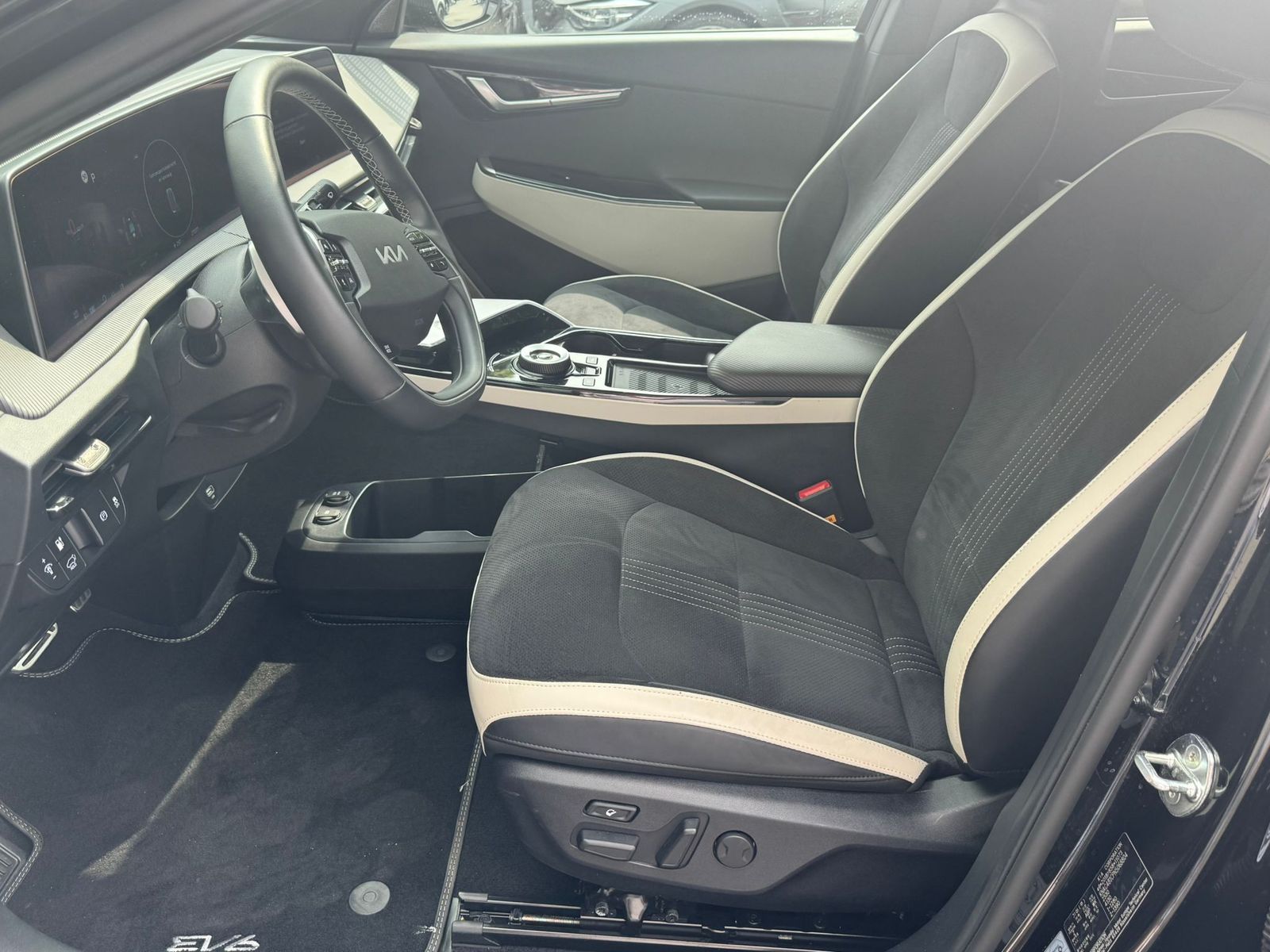 Fahrzeugabbildung Kia EV6 GT-Line 4WD WERKSGA+MEMO+AHK+HEAD+ACC+360°
