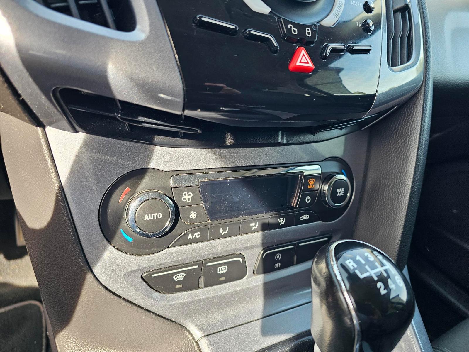 Ford Focus 2013 — photo 19